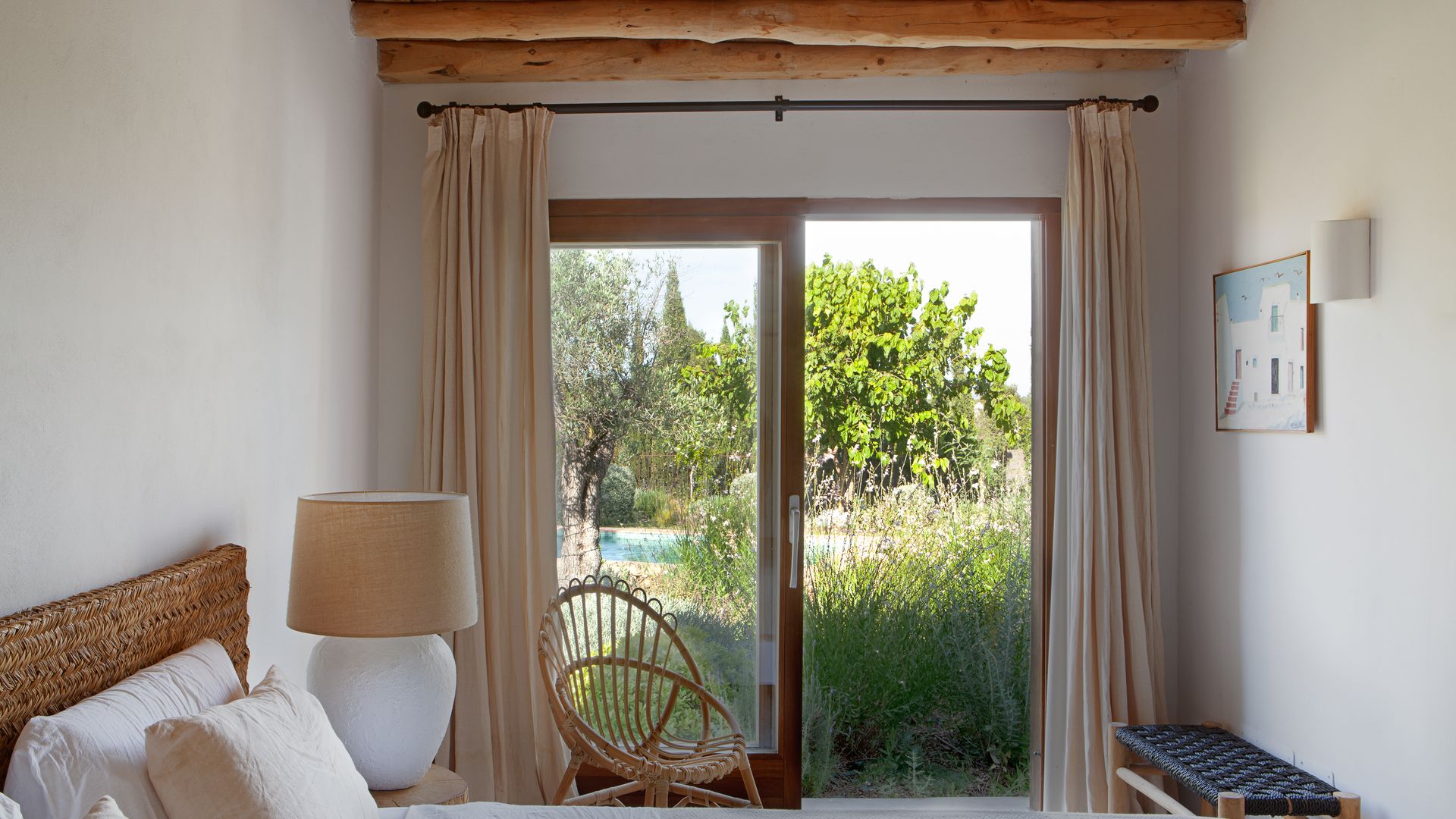 Dormitorio con vistas al jardín en una casa de campo
