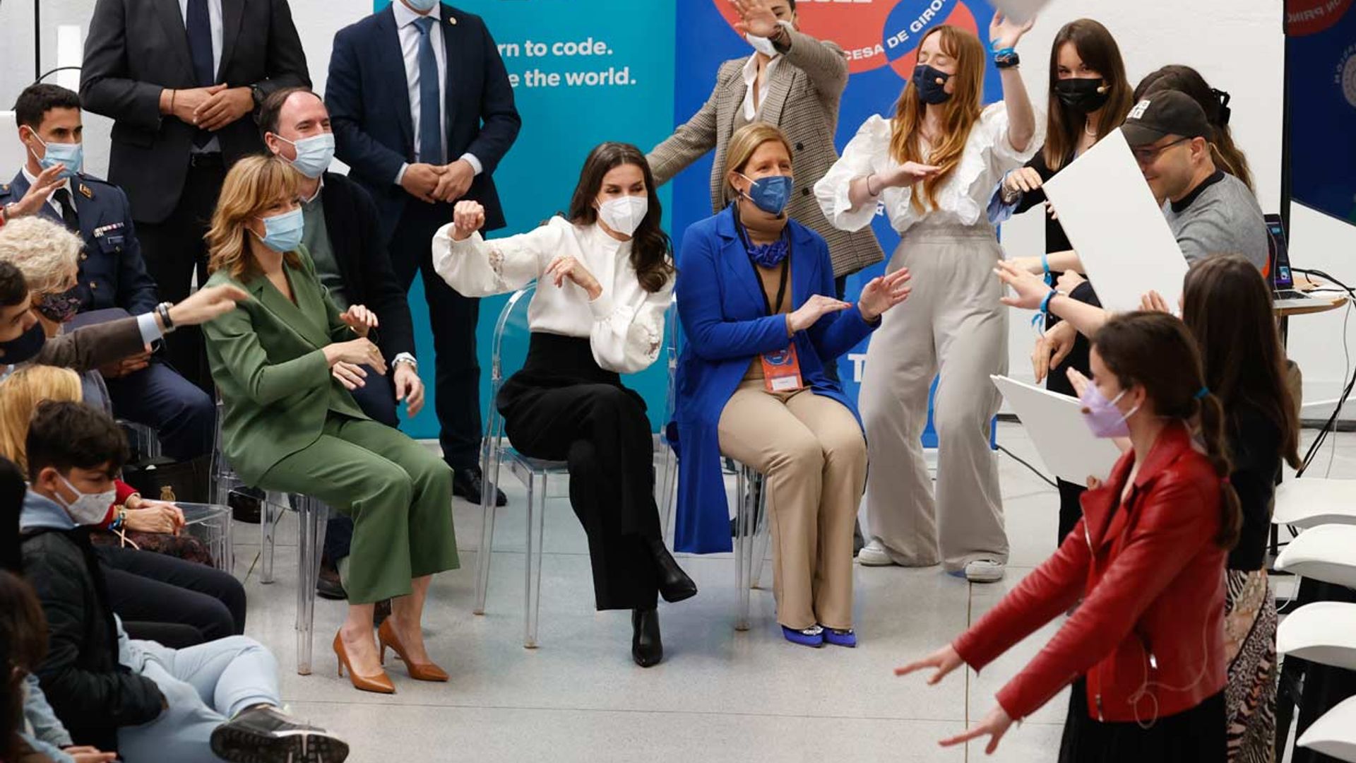 La reina Letizia baila una coreografía con un grupo de estudiantes
