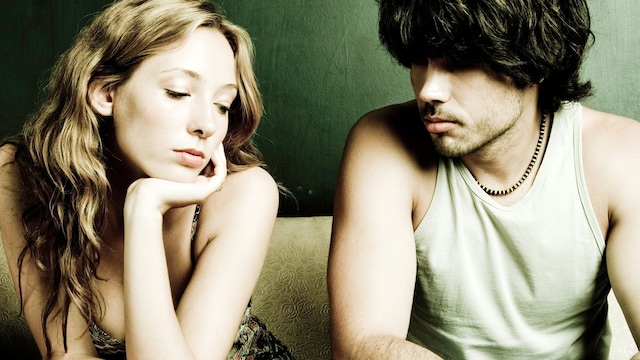 Pareja sentada en un sofá