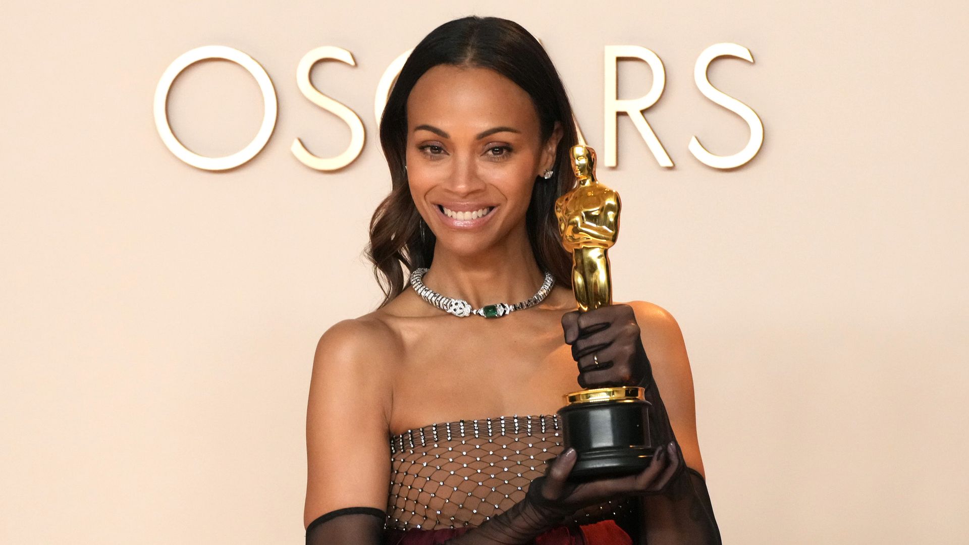Zoe Saldaña con su Oscar