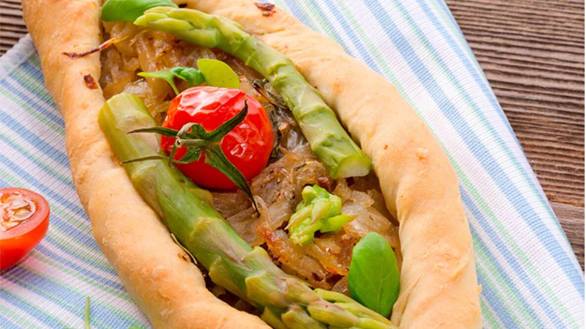 Pan relleno de trigueros, cebolla y tomate cherry