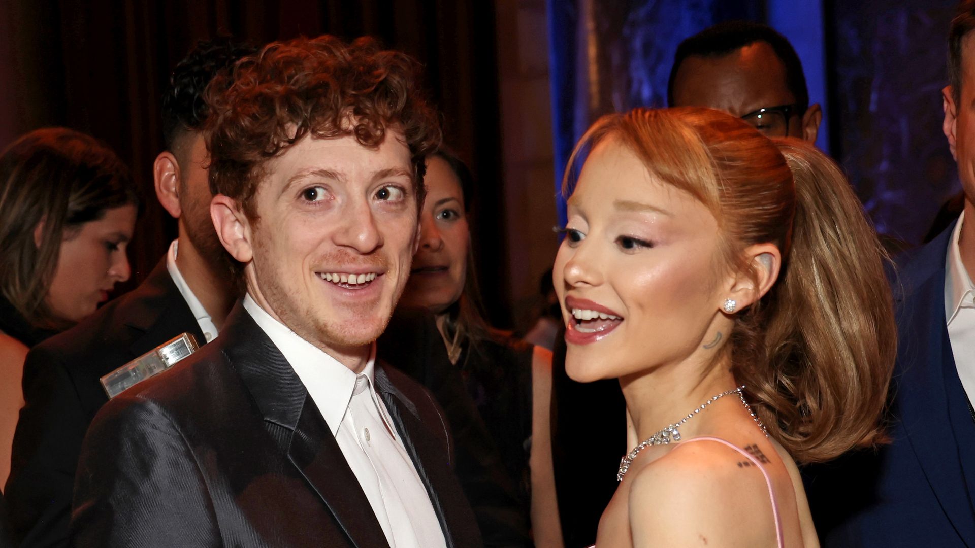 Ariana Grande y Ethan Slater, compañeros en 'Wicke