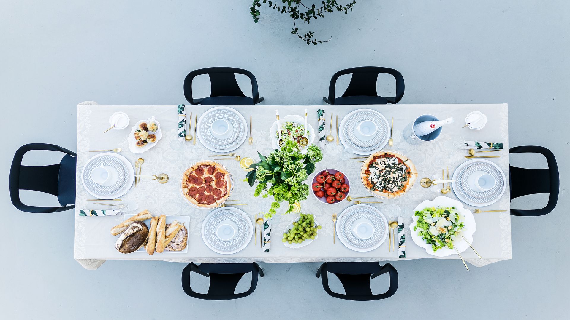 LA ARTISTA Y DISEÑADORA ELICIA CASTALDI Y SU MARIDO, DAVID KOKAKIS, NOS INVITAN A SU FABULOSA CASA EN BLANCO Y NEGRO EN LAS COLINAS DE BEL-AIR