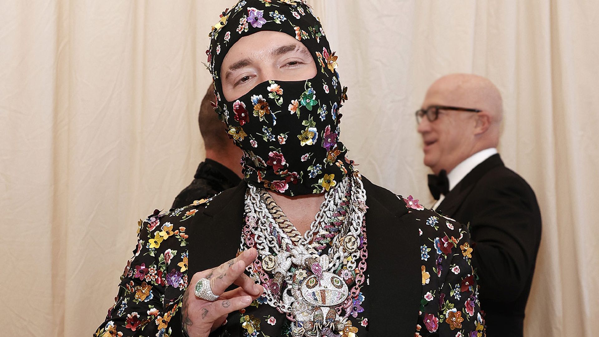 J Balvin enseña las heridas en la piel que le provocaron las cadenas que lució en el MET