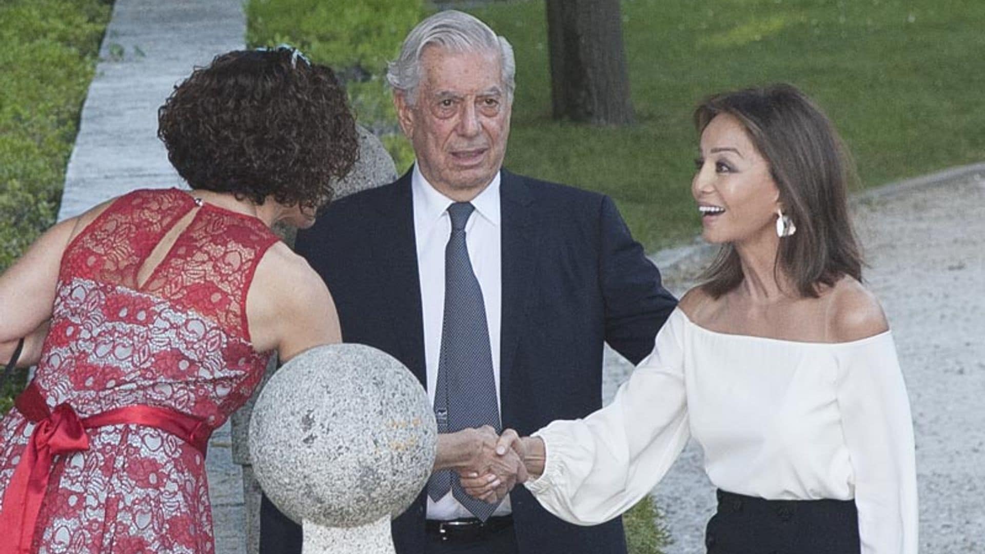 Isabel Preysler junto a Mario Vargas Llosa en la entrega del último reconocimiento al escritor