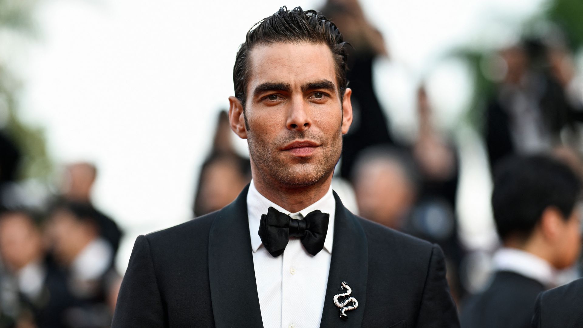 EXCLUSIVA. Las primeras y más tiernas imágenes de Jon Kortajarena ejerciendo de padre por las calles de Bilbao