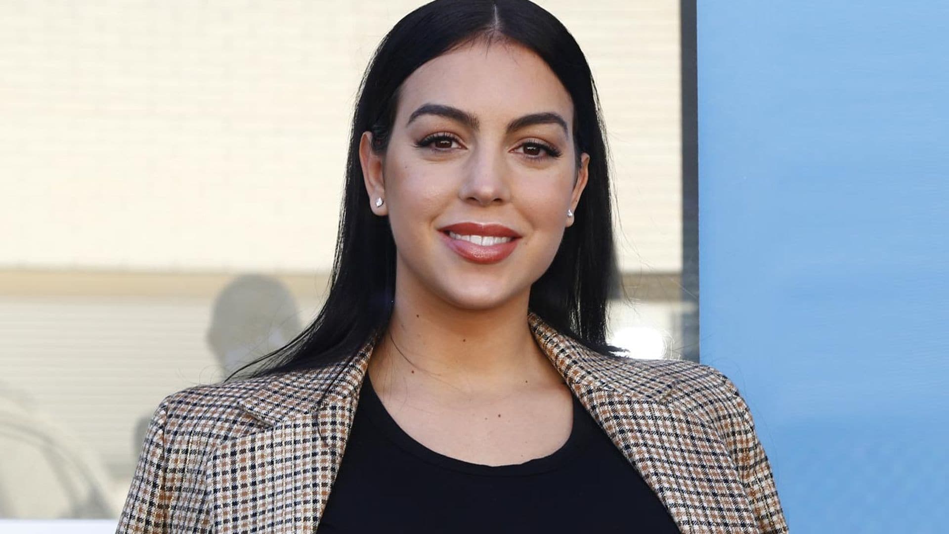 Georgina Rodríguez le 'roba' una chaqueta a Cristiano y juega al despiste con sus seguidores
