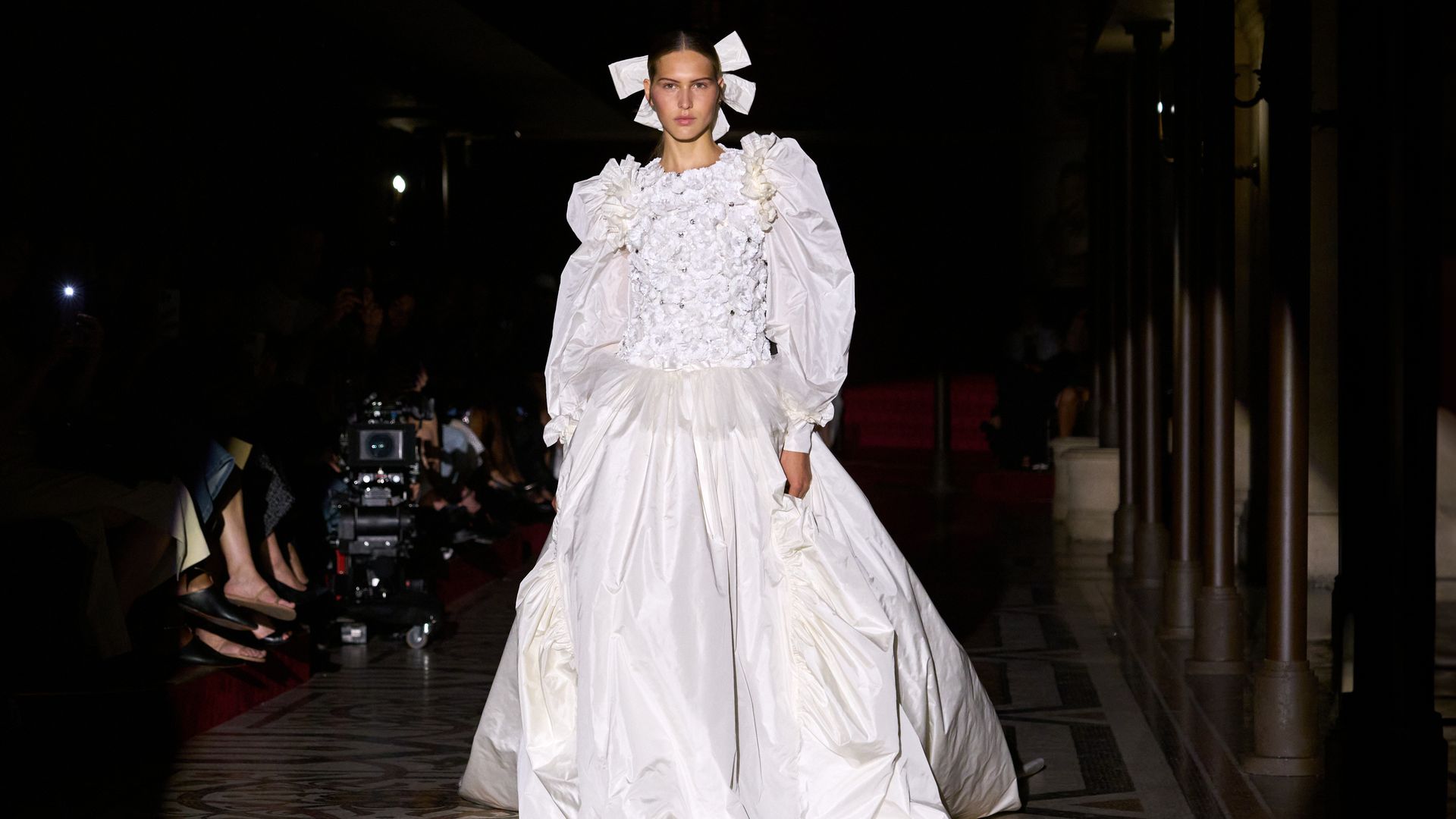 Chanel se enfrenta a tiempos de cambio: voluminosas capas y maximalismo