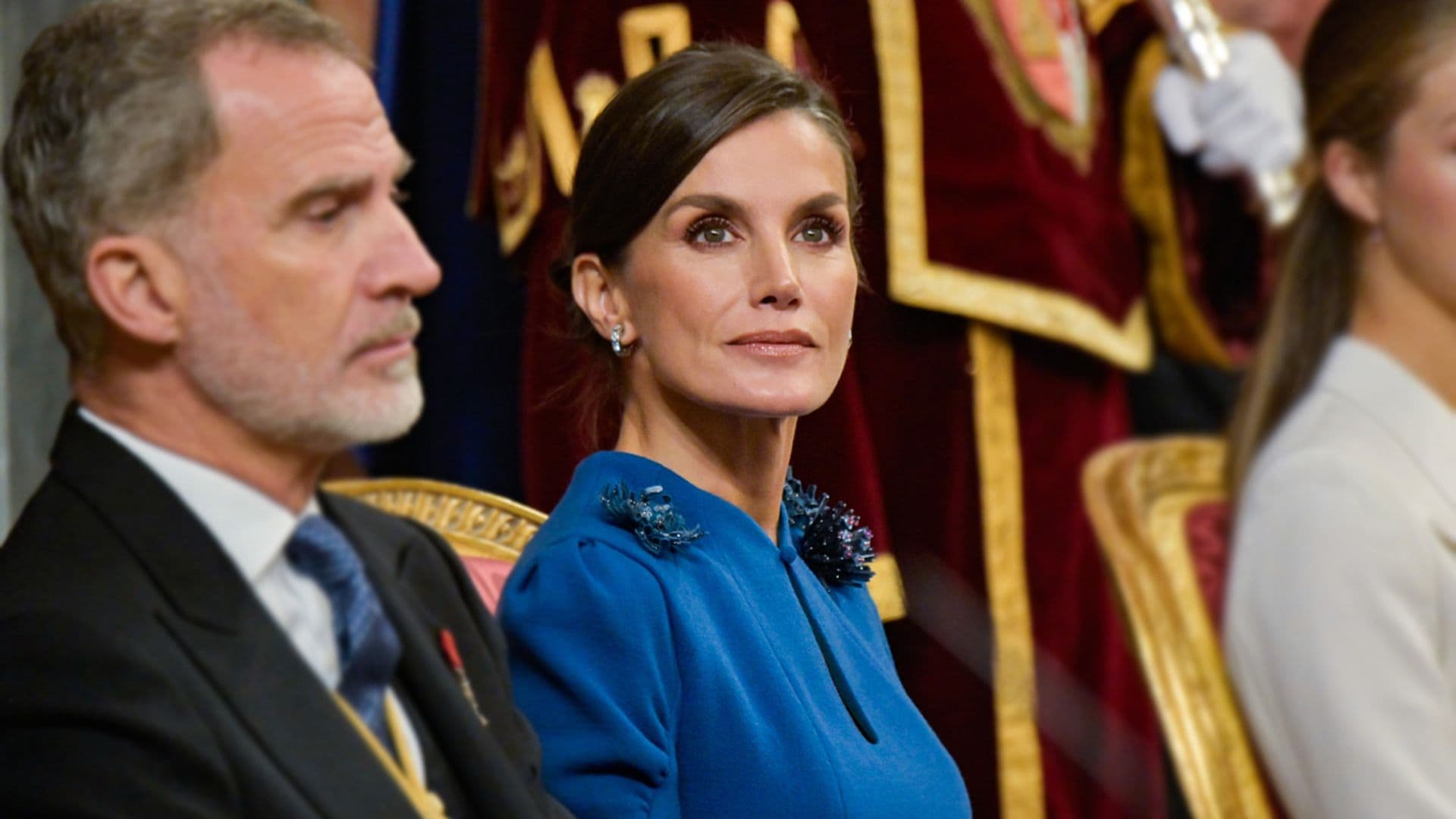 El vestido de la reina Letizia en el cumpleaños de Leonor: elegante escote lágrima y flores de lentejuelas