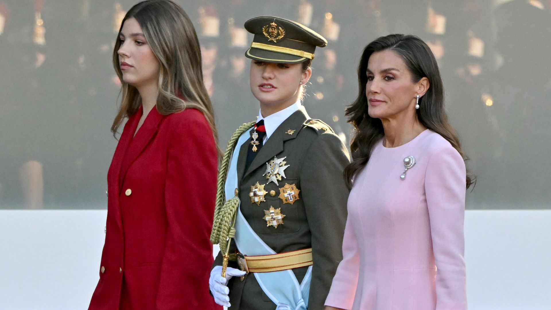La reina Letizia deslumbra en el Día de la Hispanidad con un vestido rosa pastel y un broche de perlas con historia