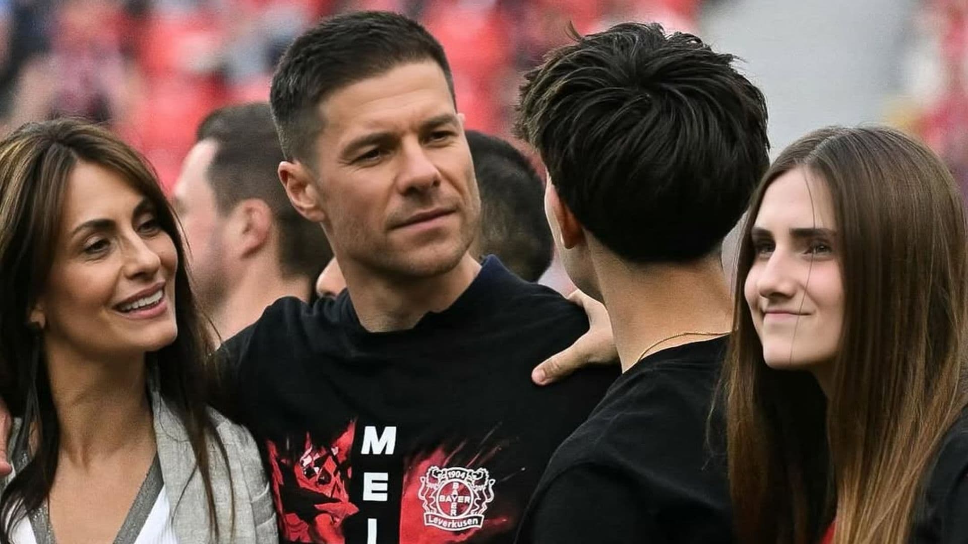 Así es la familia numerosa de Xabi Alonso que asiste a su debut: su hijo adolescente y las mujeres de su vida
