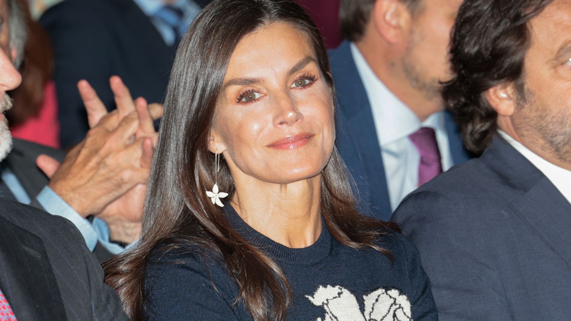 El look sostenible y 'made in Spain' de doña Letizia con un vestido de flores y su bolso 'Rosario'