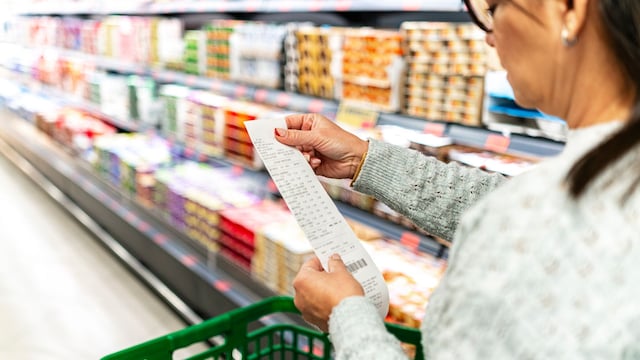 Mujer comprando en el supermercado