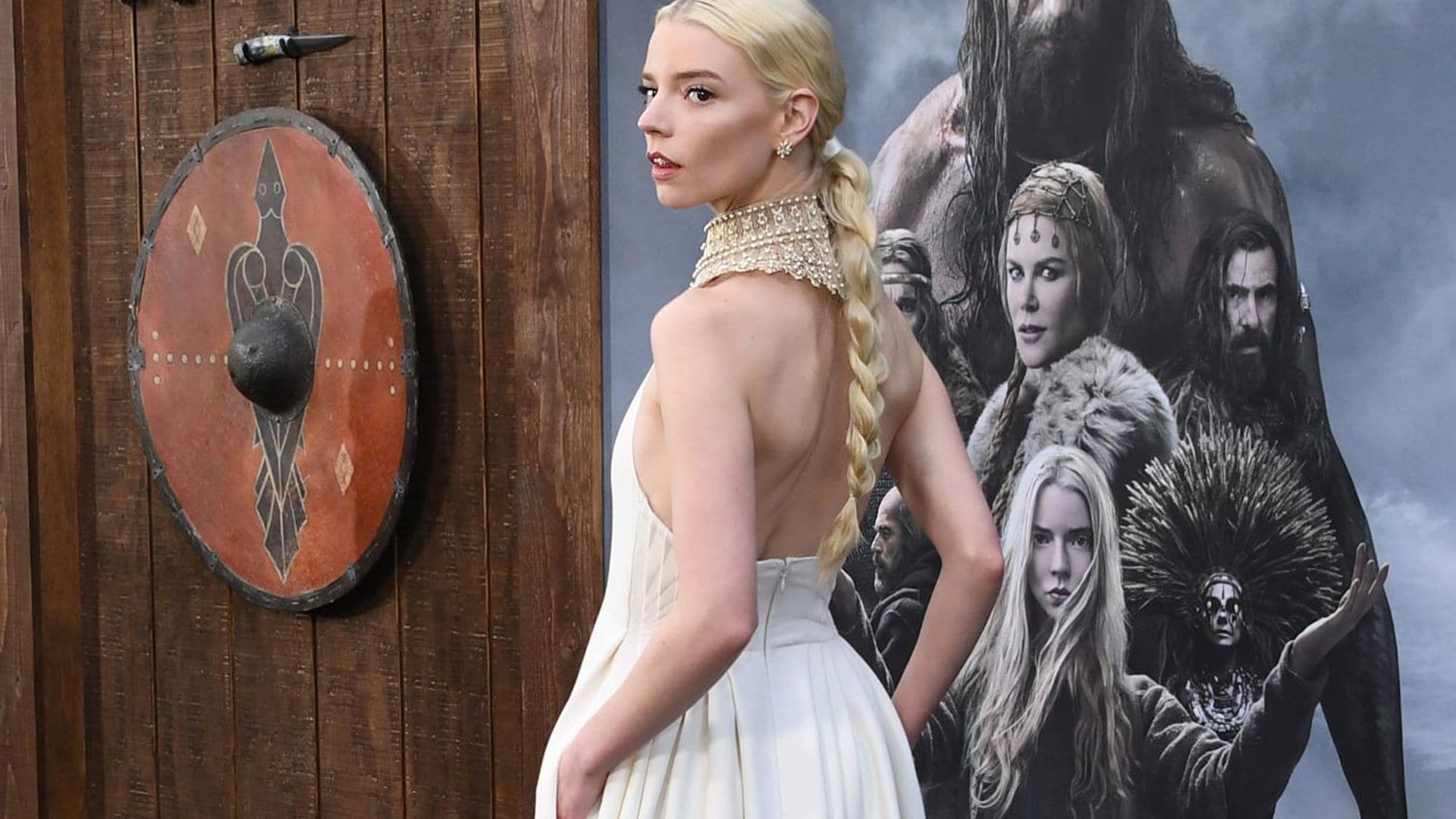 El gran acierto de Anya Taylor-Joy: un vestido con guiño nupcial y maxi-joya