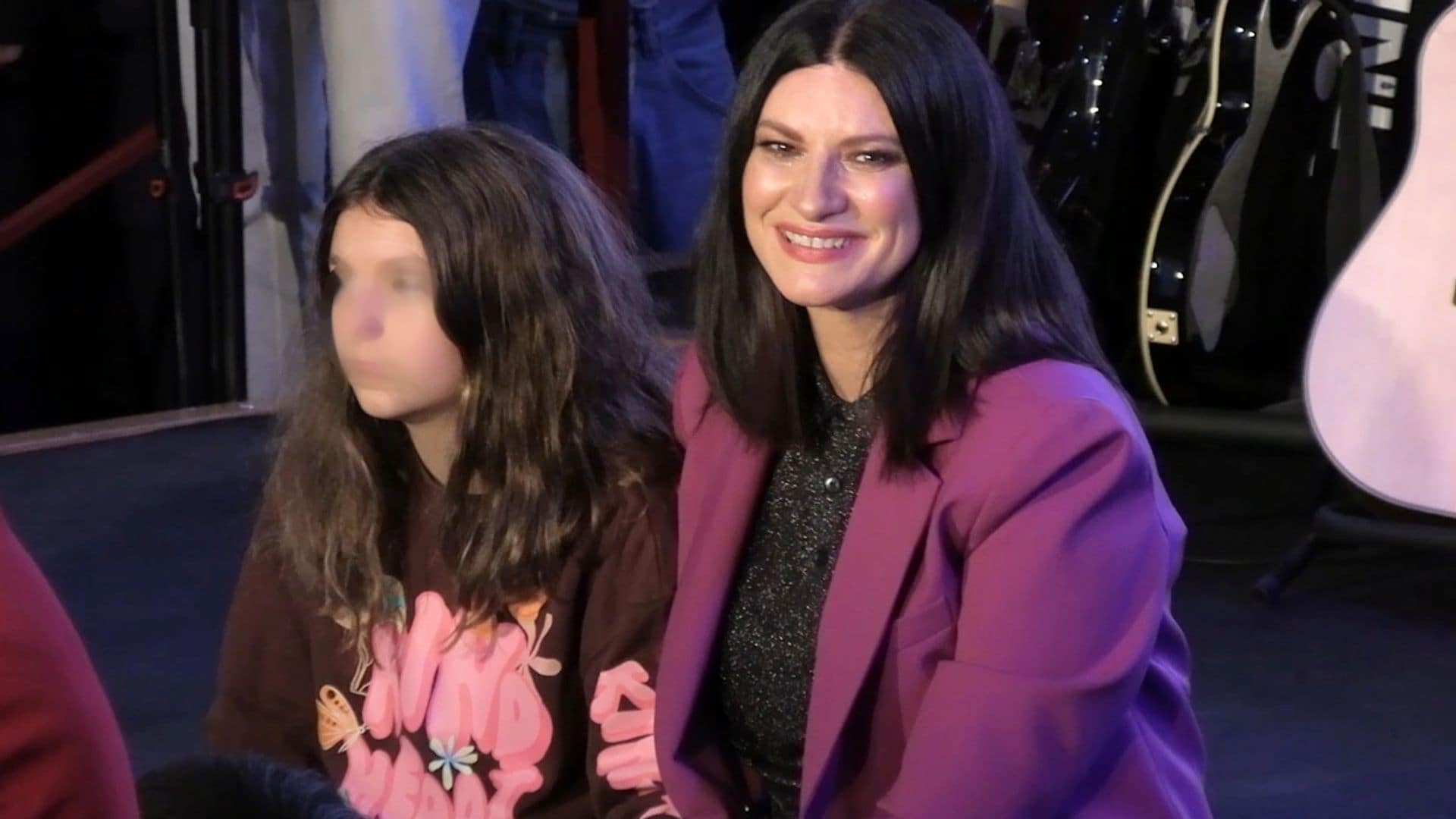 Las lágrimas de Laura Pausini, junto a su hija y su marido, en un emocionante encuentro con jóvenes
