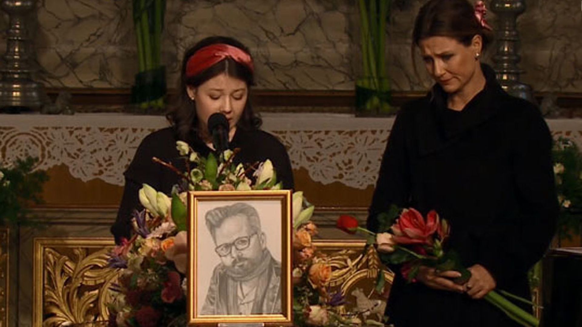 La emoción de Marta Luisa y la entereza de su hija al recordar a Ari Behn en el funeral