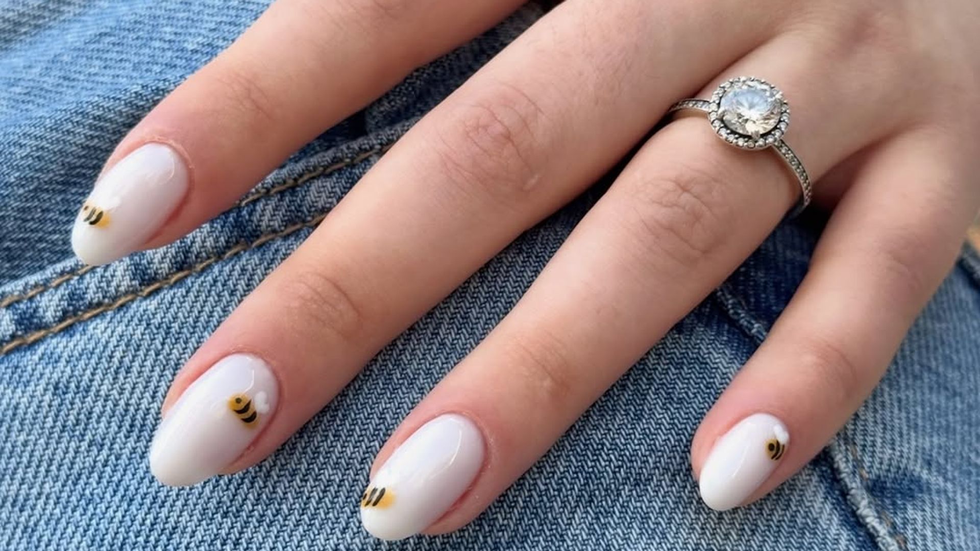 13 manicuras blancas elegantes con las que ganar un punto de moreno sin tomar el sol