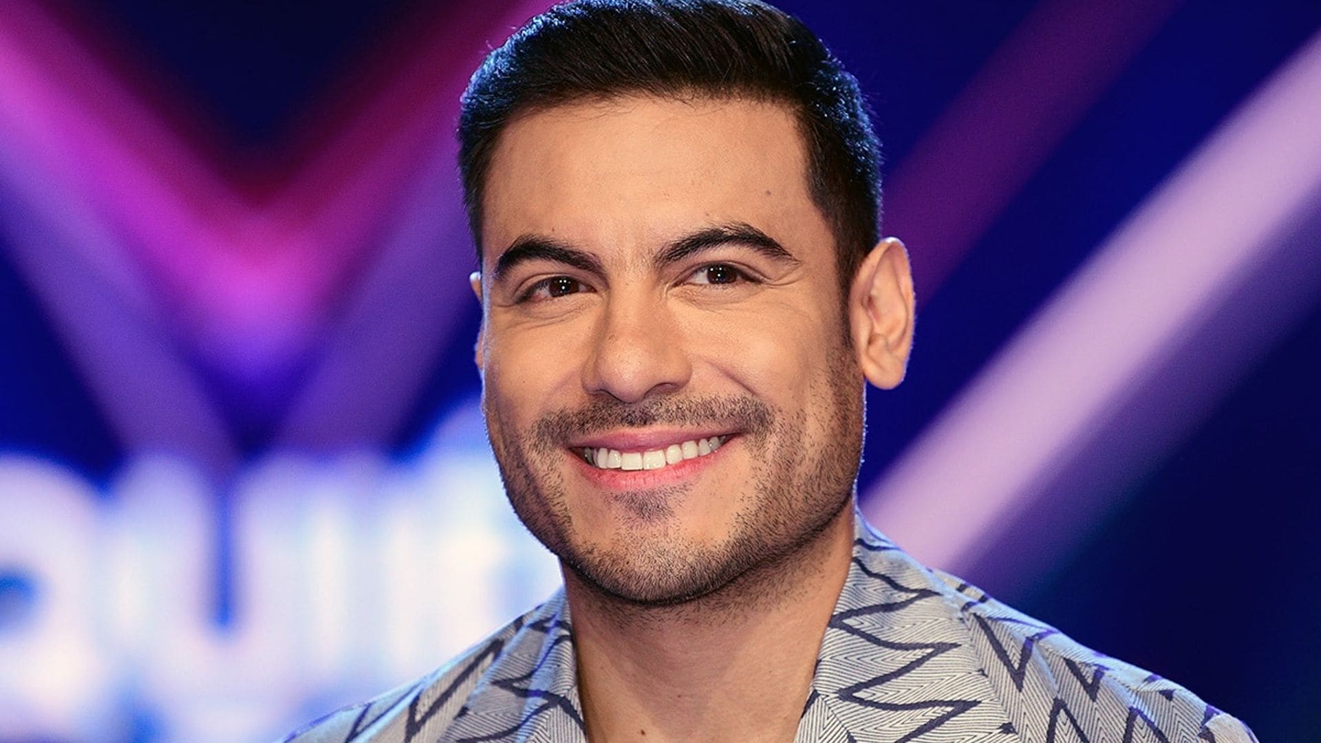 Con el primer posado juntos, Carlos Rivera revela que León es su tierno acompañante de gira