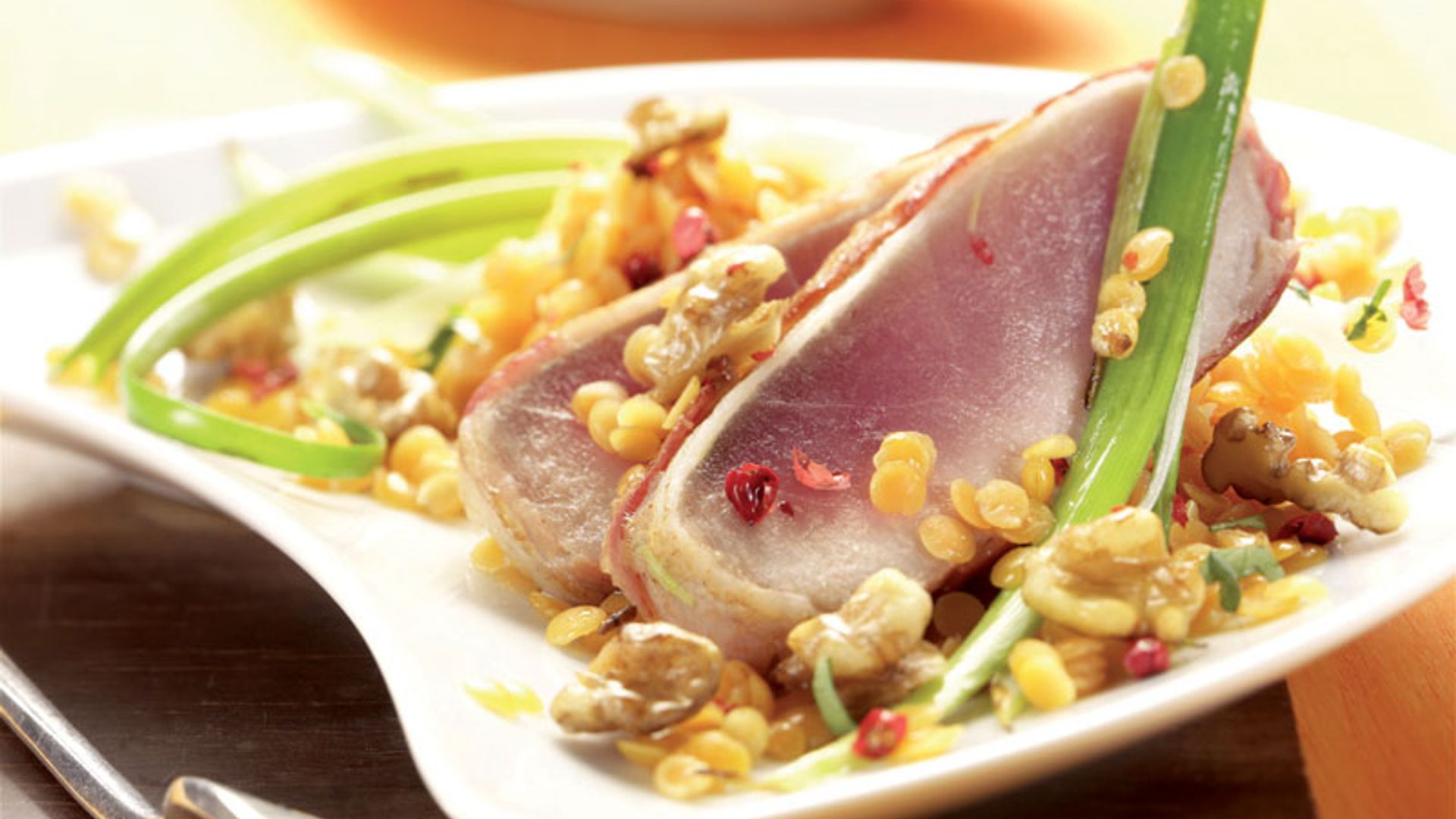 Atún con lentejas, cilantro y nueces
