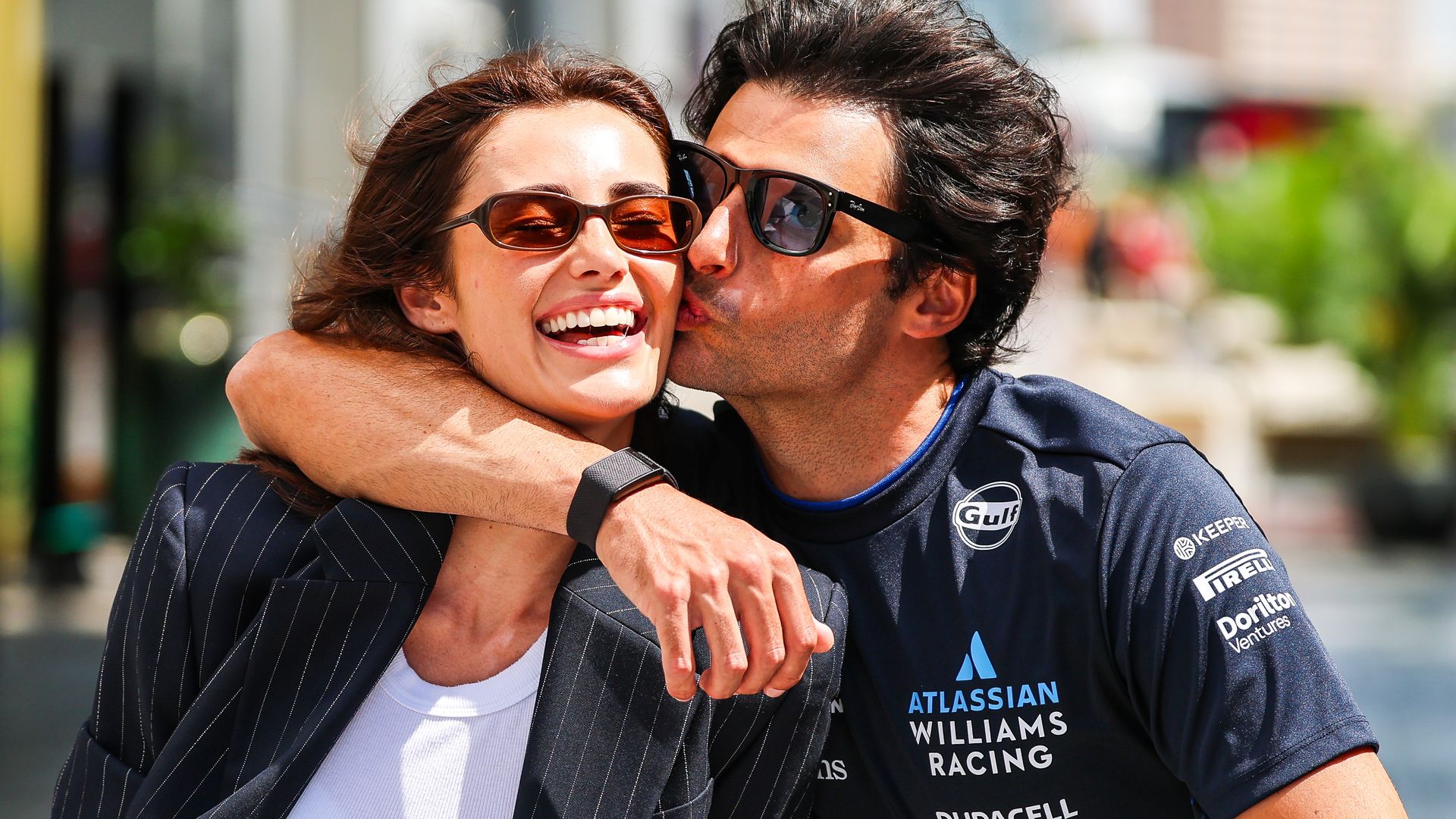 Rebecca Donaldson deslumbra en la Fórmula 1: sus besos a Carlos Sainz Jr y confidencias con la novia de otro piloto