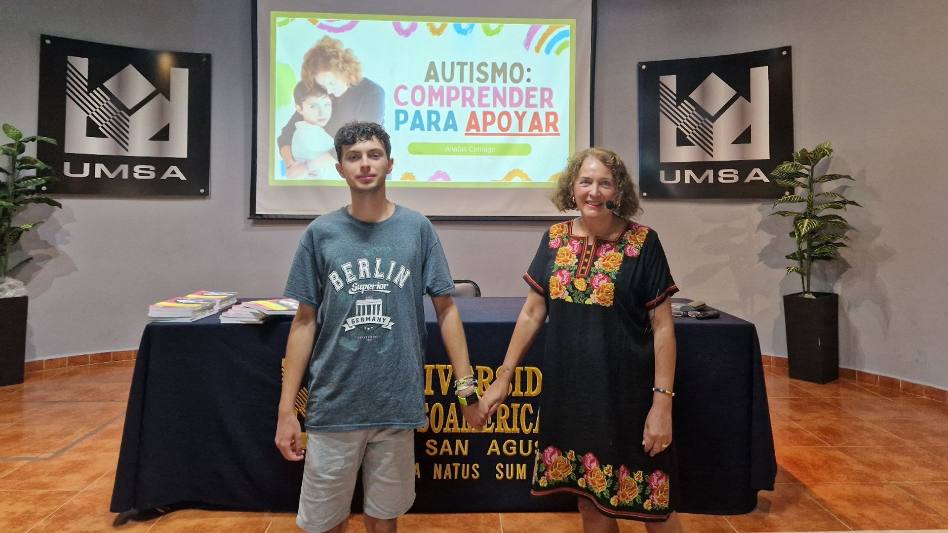 Anabel Cornago y su hijo Erik, en una charla sobre autismo