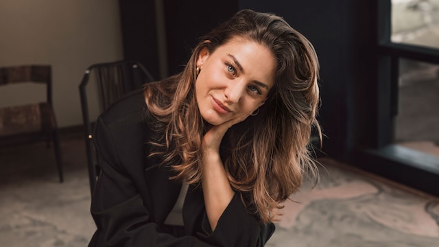 Rostro de mujer con pelo castaño ondulado