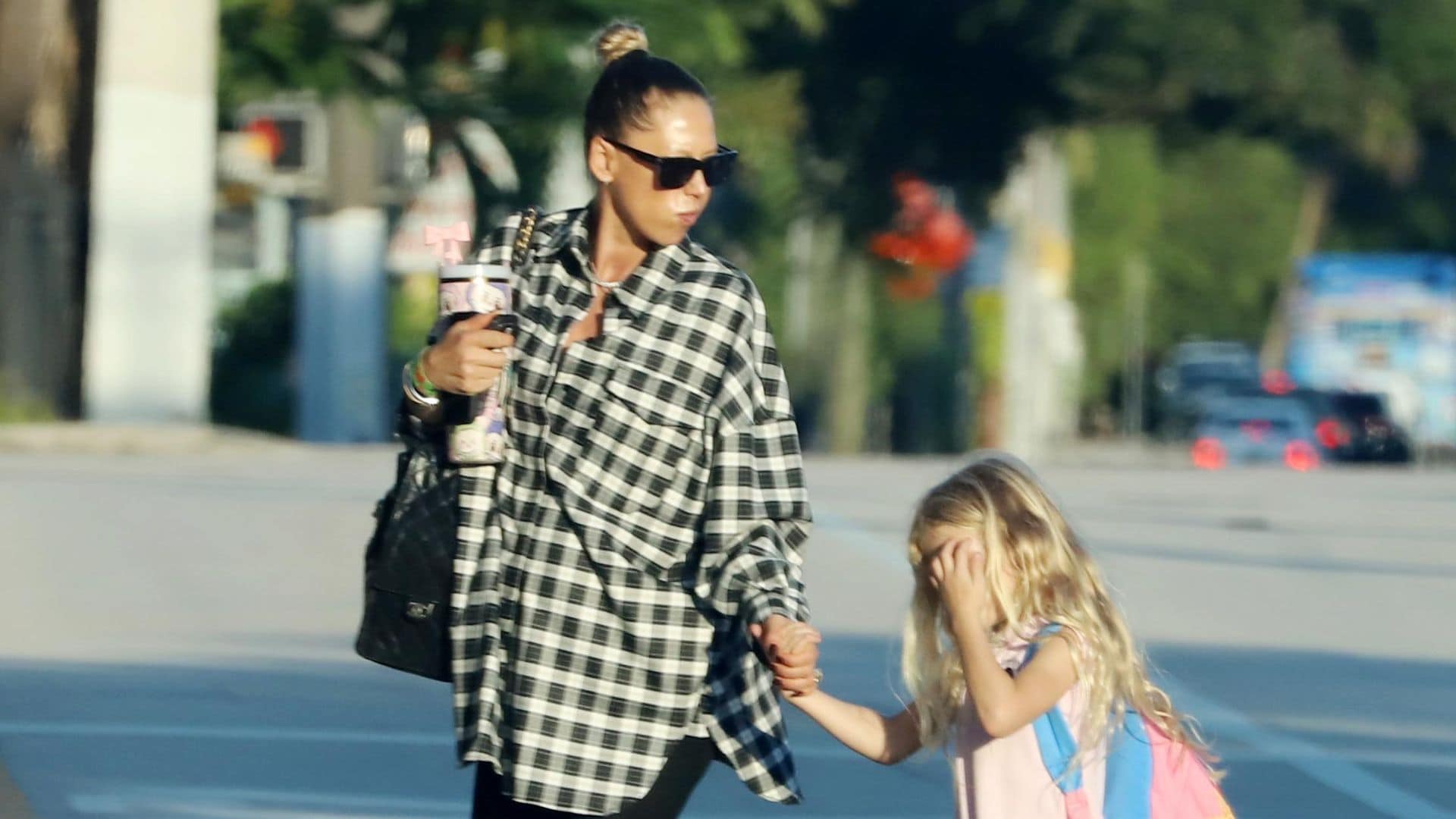 Anna Kournikova fue captada con sus hijos luego de su especial festejo de Halloween.