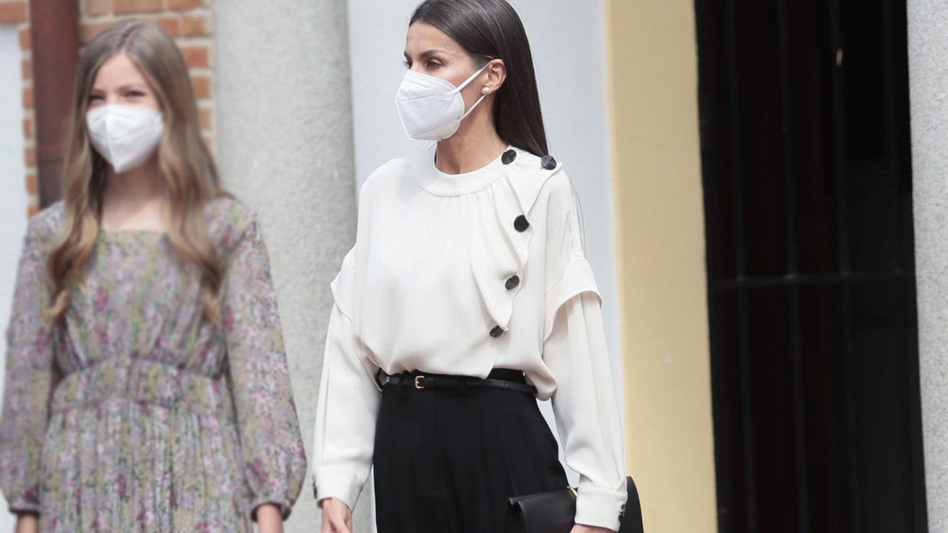La modernidad de doña Letizia con blusa 'oversize' y zapatos destalonados