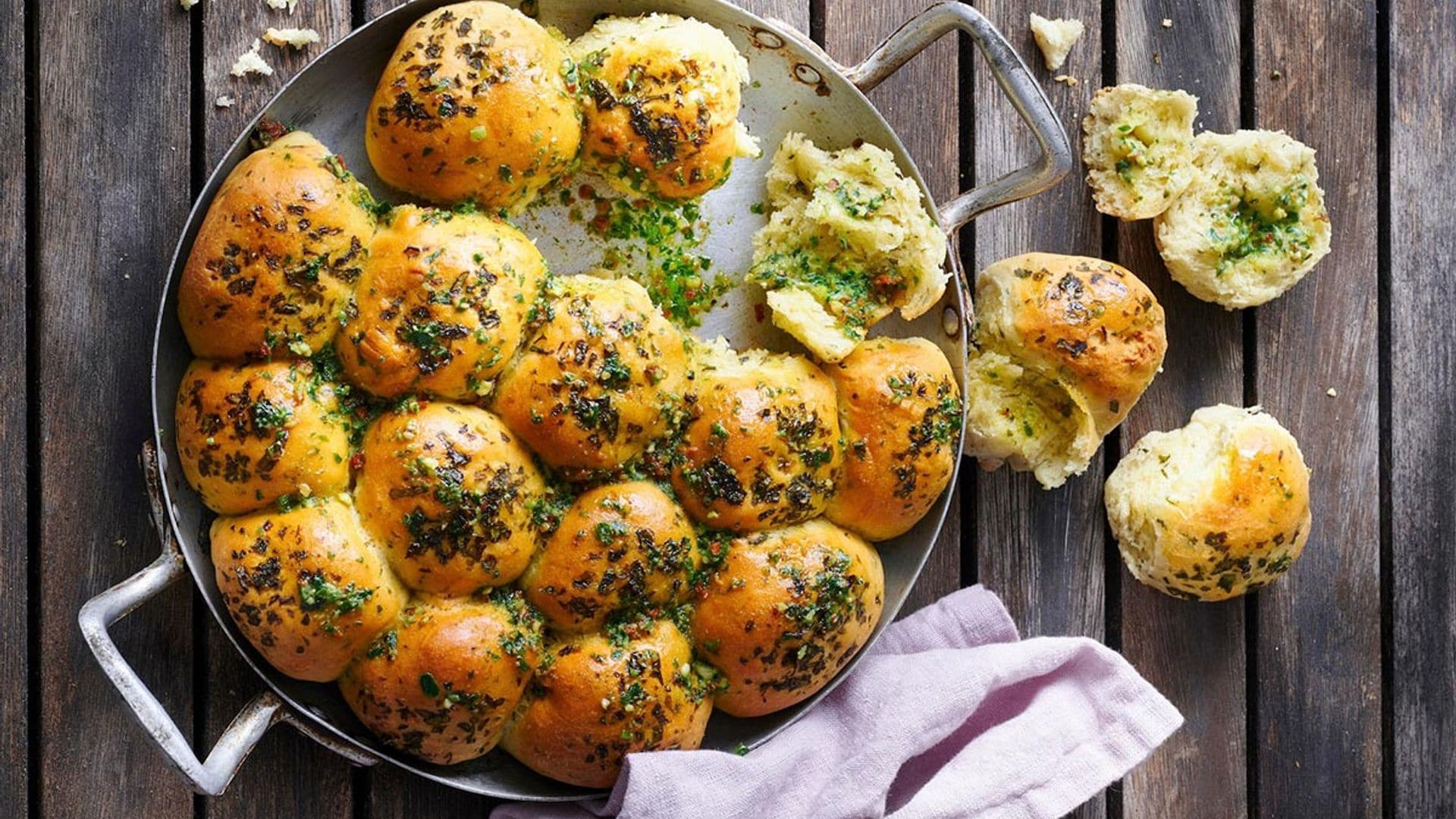 Panecillos de espelta con ajo y cebollino