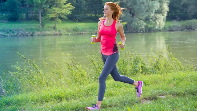 Mujer corriendo con pesas