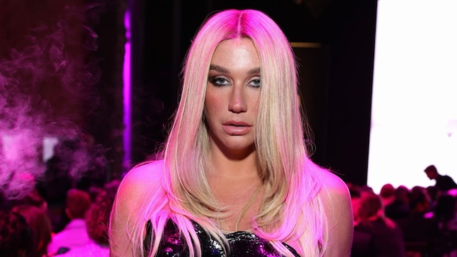 Plano medio de Kesha con conjunto de cuero negro