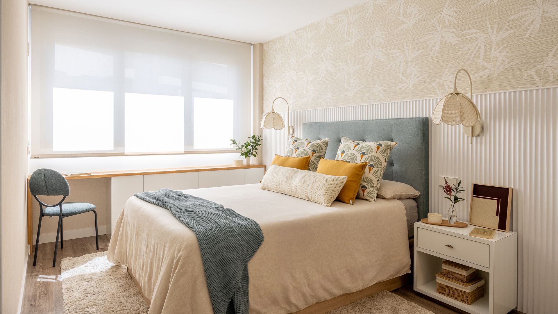 Dormitorio con papel pintado en el cabecero