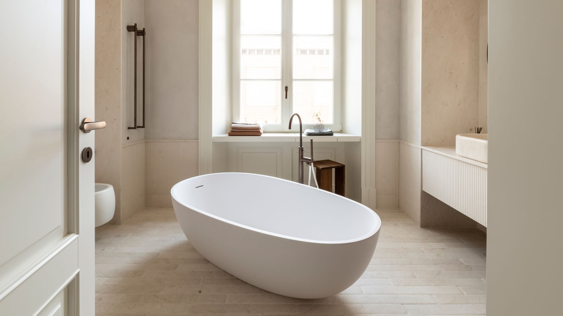 Baño con luz natural y bañera exenta