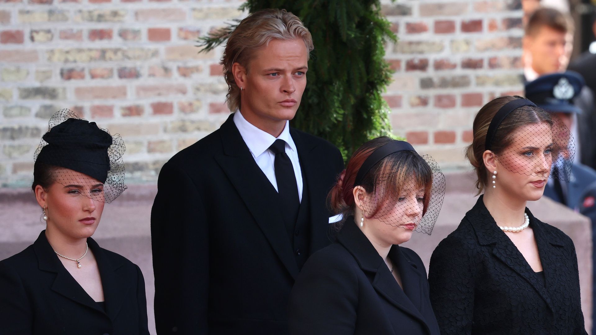 De izquierda a derecha, Emma Tallulah Behn, Marius Borg Høiby, Maud Angelica Behn y Leah Isadora Behn asisten al funeral del rey Harald V de Noruega en Oslo