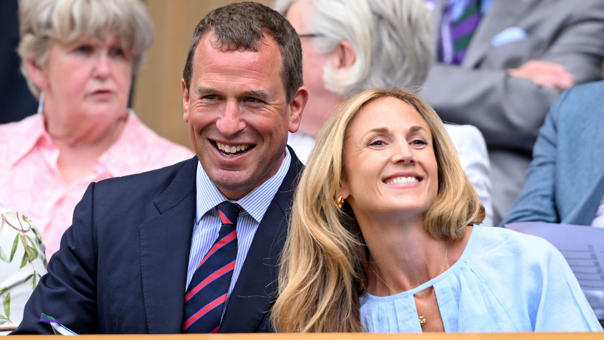 El sobrino de Carlos III lleva a su novia a otro escenario real avivando los rumores de una posible boda
