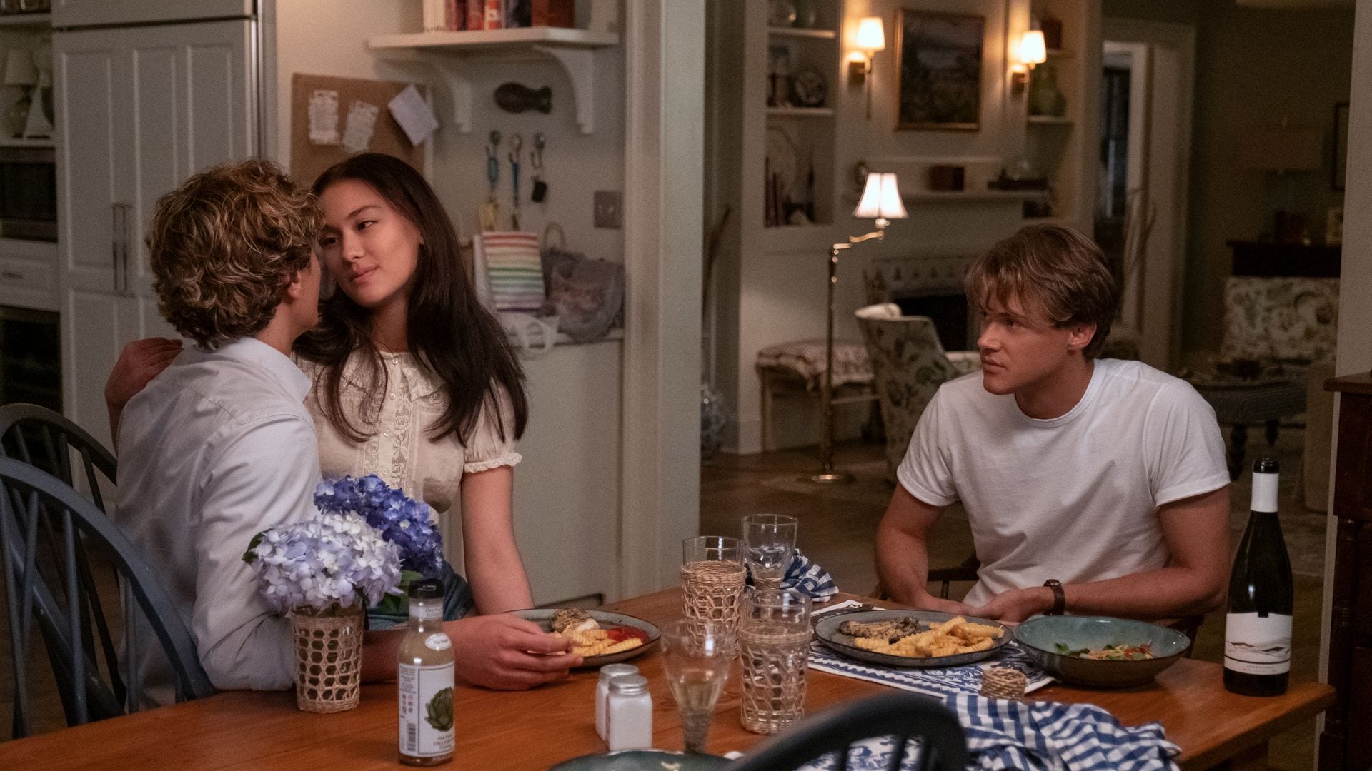 Jeremiah (Gavin Casalegno), Belly (Lola Tung) y Conrad (Christopher Briney) en una escena de la tercera temporada.