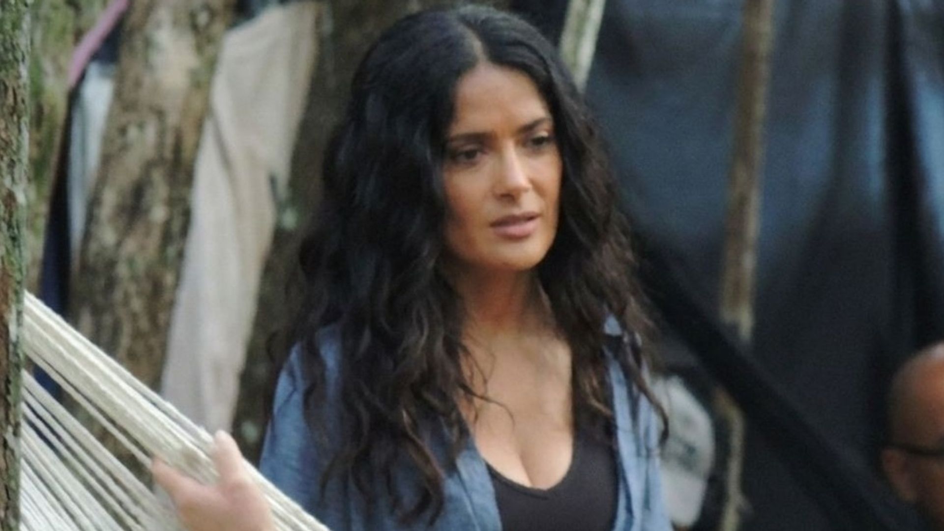 Salma Hayek fue filmando un proyecto cinematográfico secreto en la selva cerca de Tulum, México. 