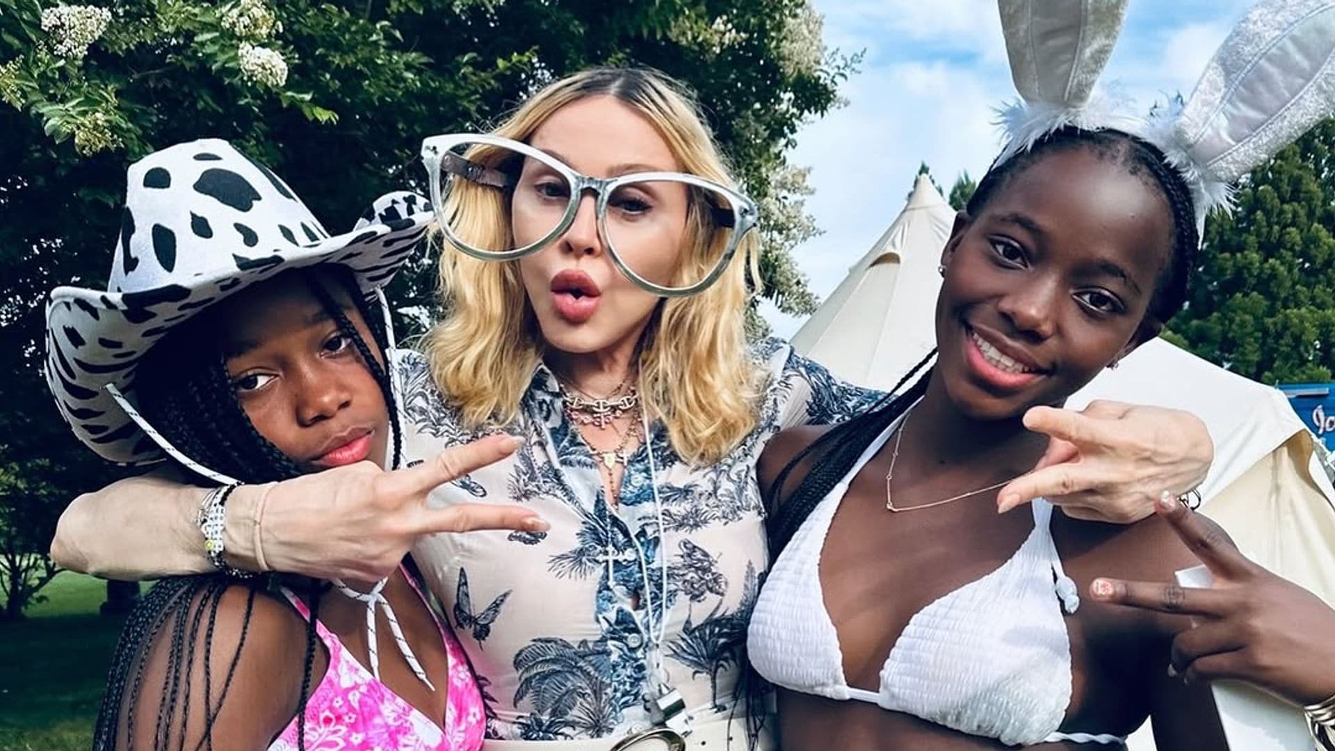 Las gemelas de Madonna desvelan su rivalidad por dos equipos de fútbol españoles en su fiesta de cumpleaños