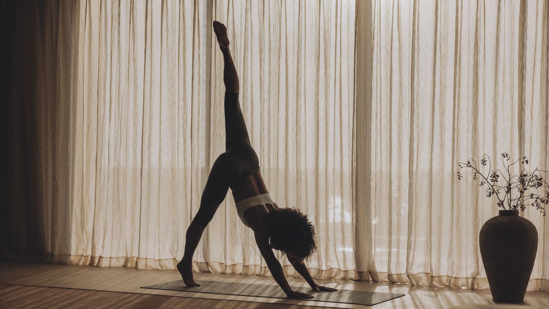 Mujer haciendo yoga en Fairmont La Hacienda Costa del Sol
