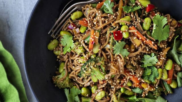 noodles verduras edamame
