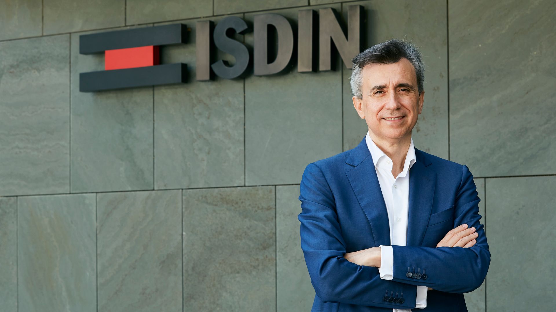 Su carrera como astrofísico le han dado a Juan Naya una nueva perspectiva sobre el cuidado de la piel.