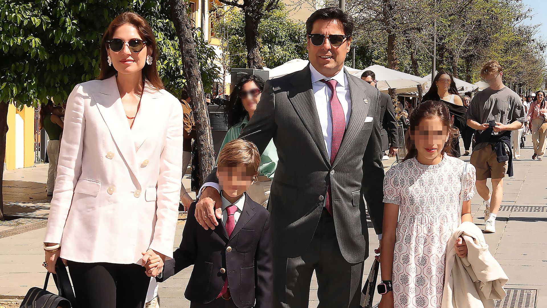Francisco Rivera y Lourdes Montes: el posado familiar que revela las tradiciones de Semana Santa que pasan de padres a hijos