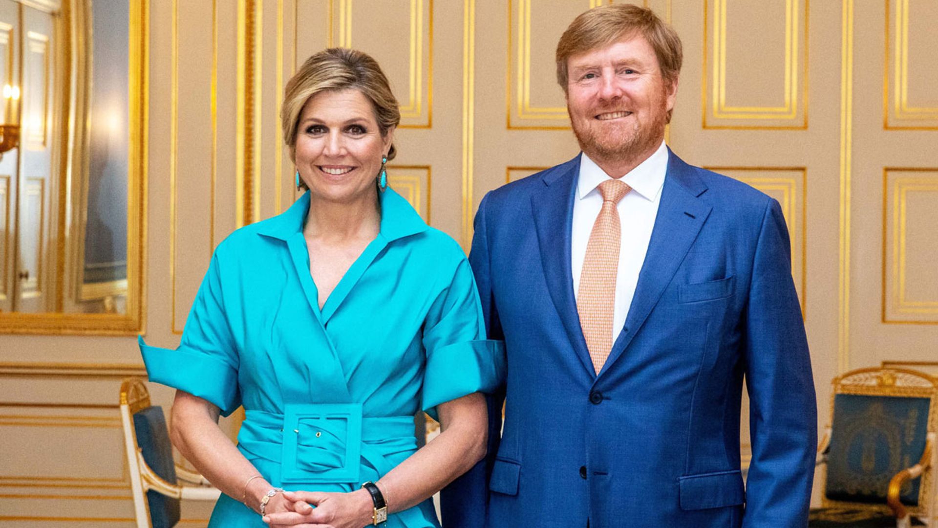 ¡Solo faltaba ella! Máxima estrena el camisero azul que fascina a las 'royals'