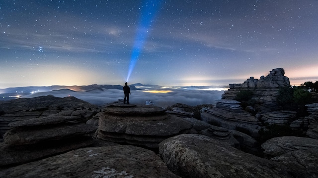 Observando el cielo nocturno en el Torcal de Antequera, Málaga