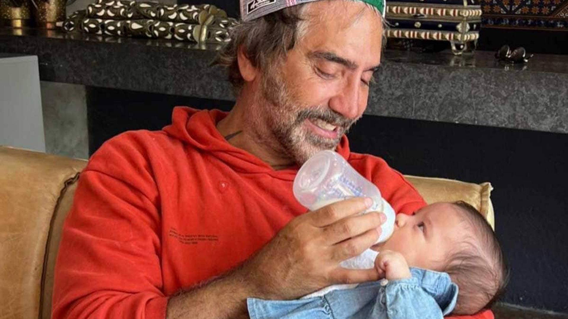 Con fotos inéditas al lado de Mía, El Potrillo celebra los 3 meses de su nieta