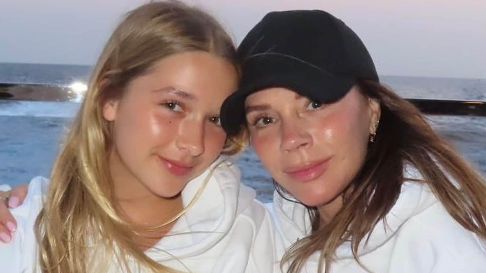 Harper y Victoria Beckham en un barco