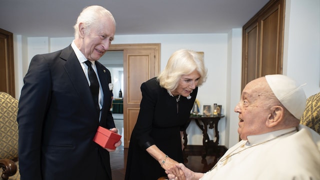 Los reyes Carlos y Camilla con el papa Francisco en el Vaticano