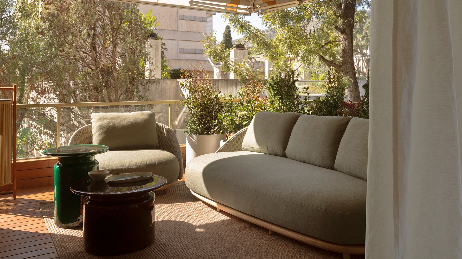 Terraza con plantas, diseño de The Room Studio