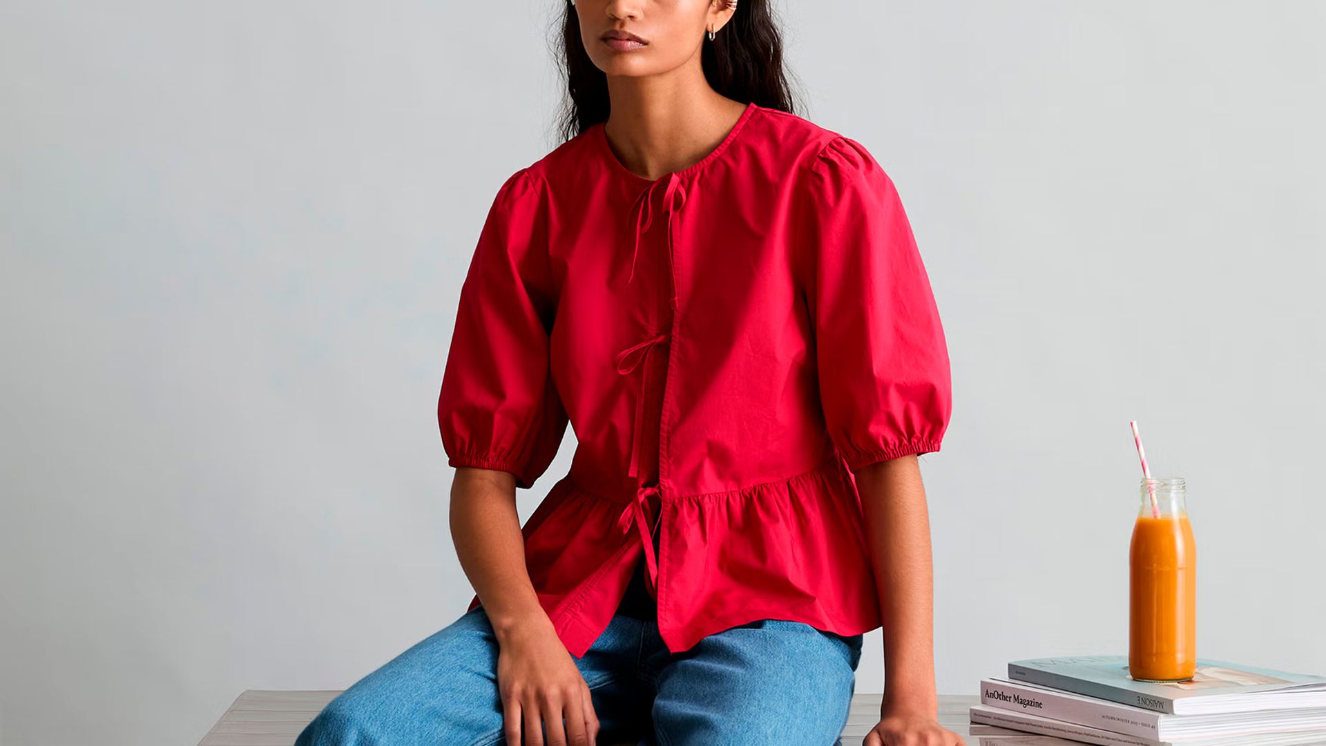 Modelo con vaqueros y blusa cherry de Marc O'Polo