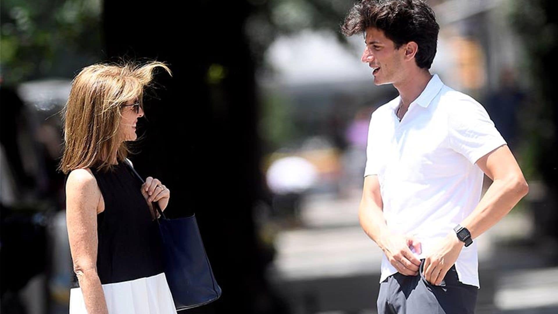 Caroline Kennedy y su hijo son vistos en NY en el 20° aniversario de la muerte de John F. Kennedy Jr.